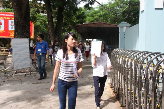 Thí sinh hào hứng với đề thi cao đẳng ảnh 1